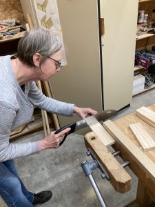 Bau einer Holzkiste: Zusägen der Teile