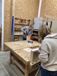 Bau einer Holzkiste: Zusammensetzen der Teile